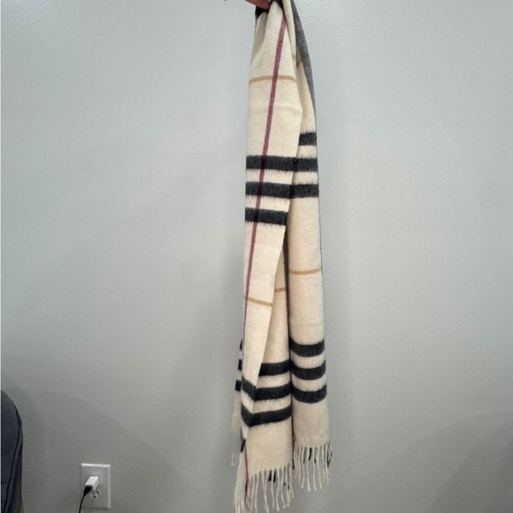 BURBERRY FRINGED CHECKERED SCARF - Picture 2 of 5